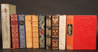 plusieurs livres sont alignés sur une table