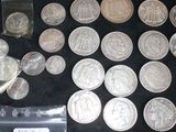 beaucoup de pièces d'argent et un sac en plastique sur la table
