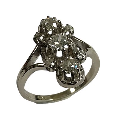 BAGUE en or blanc 750/1000, orné de 7 diamants, 3 principaux…