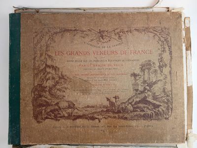 un vieux livre posé sur une table en bois à côté d'un mur blanc