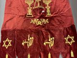 une image représentant un tissu rouge et doré orné de symboles