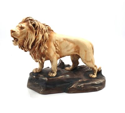 Lion en faïence polychrome sur un rocher.