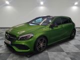 une Mercedes CLA verte garée sur un sol à damier