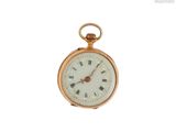 une montre de poche en or avec des chiffres romains sur le cadran