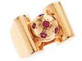 une image montrant un gros plan d'une bague en or sertie d'une pierre rose