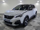 le suv blanc est garé sur le sol en damier d'une pièce