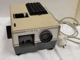 une petite machine posée sur un drap blanc