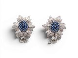 une paire de boucles d'oreilles en saphir et diamant