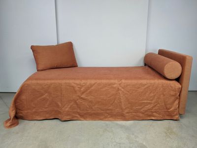 Méridienne garnie de tissu orange avec joue amovible, un cou…