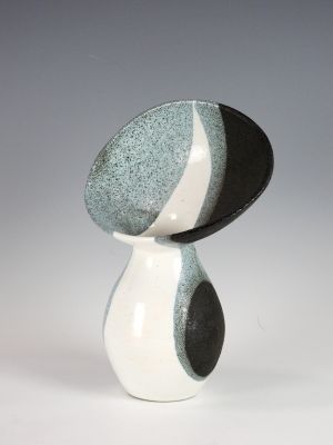 sculpture en céramique en noir et blanc représentant un champignon sur une surface blanche