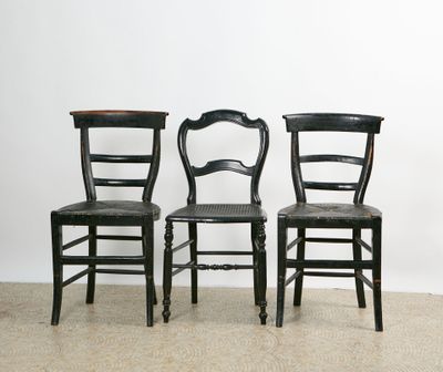 Trois chaises rustiques en bois laqué noir dont une paire.