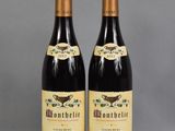 deux bouteilles de vin posées l'une à côté de l'autre sur une table