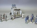 un grand nombre de figurines posées sur une table