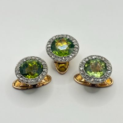trois bagues en topaze verte et blanche, ornées de diamants, sur un fond blanc
