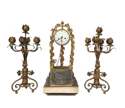 une horloge posée sur une table
