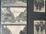 une vieille photo en noir et blanc montrant un groupe de personnes marchant dans une rue