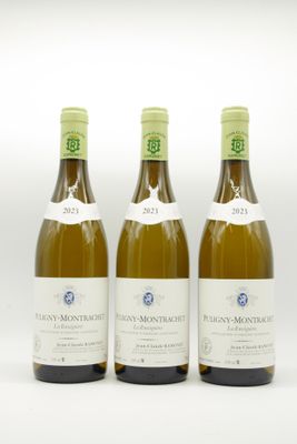 trois bouteilles de vin posées sur une table blanche