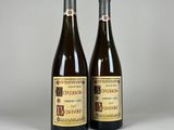 deux bouteilles de vin posées l'une à côté de l'autre sur une table