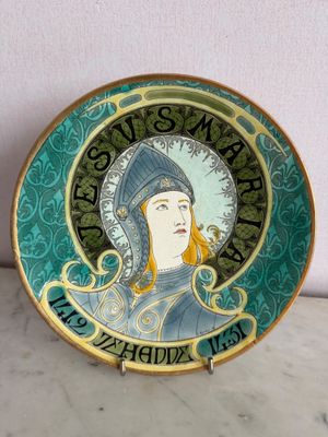 une assiette sur laquelle est représentée une femme portant un casque