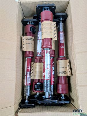 une boîte en carton contenant tout un tas de cylindres de différents types