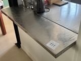un plan de travail en acier inoxydable sur lequel est posée une cafetière