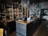 un bar sur lequel sont posées de nombreuses bouteilles de vin