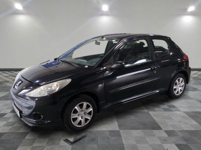 la photo d'une voiture noire garée dans un garage