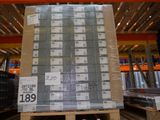 une palette chargée de nombreux cartons dans un entrepôt