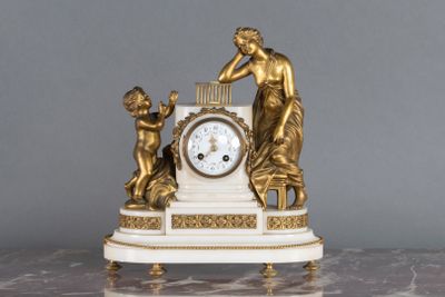 une statue représentant une femme et deux enfants, avec une horloge