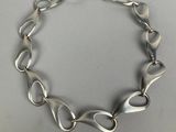 un gros plan d'un bracelet en argent posé sur une table