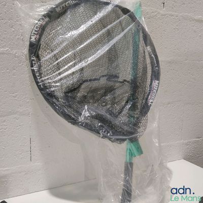 un filet emballé dans du plastique, posé sur une table