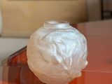 un vase blanc posé sur une table rouge