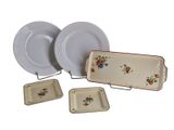 trois assiettes et deux plateaux posés les uns à côté des autres