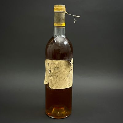 une bouteille d'alcool avec une étiquette dessus