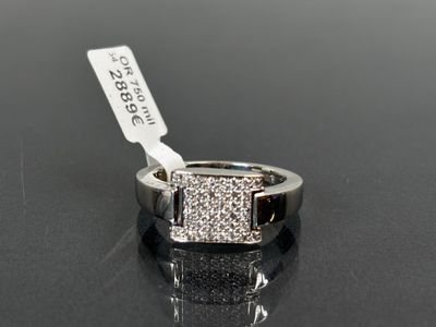 gros plan d'une bague en diamant sur une surface noire