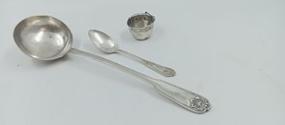 deux cuillères en argent et deux tasses en argent posées sur un plateau blanc