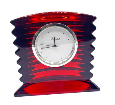 une horloge rouge et blanche posée sur une table