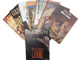 un grand nombre de livres posés sur une table