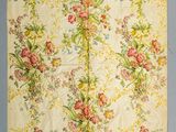 un vieux mouchoir orné de fleurs et de feuilles sur fond bleu
