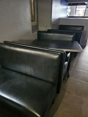 Ensemble de mobilier de salle comprenant : trois mange-debou…