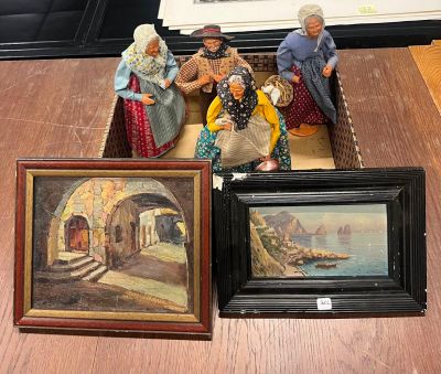 trois figurines représentant des personnes assises sur une table