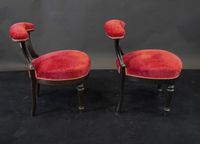 Paire de chaises voyeuses en bois noirci, montant à décor de… (photo 5)