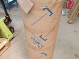 un gros rouleau de carton posé par terre
