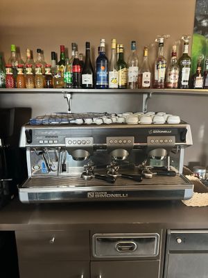 une photo d'une machine à café posée sur un plan de travail dans une cuisine