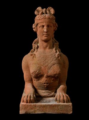 statue d'une femme tenant une boîte, les mains posées sur la poitrine