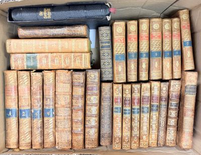 une boîte remplie de vieux livres posée sur une table