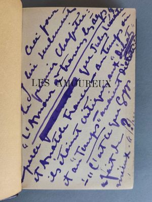un livre ouvert avec une écriture dessus, posé sur une table