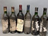 plusieurs bouteilles de vin sont alignées sur une table