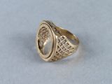 une image d'une bague en or avec un diamant au centre