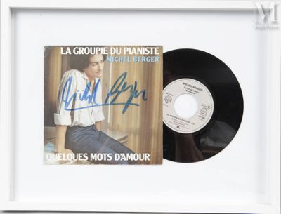 Le CD est présenté dans un cadre blanc sur lequel figure la photo d'un homme assis sur le rebord d'une fenêtre.